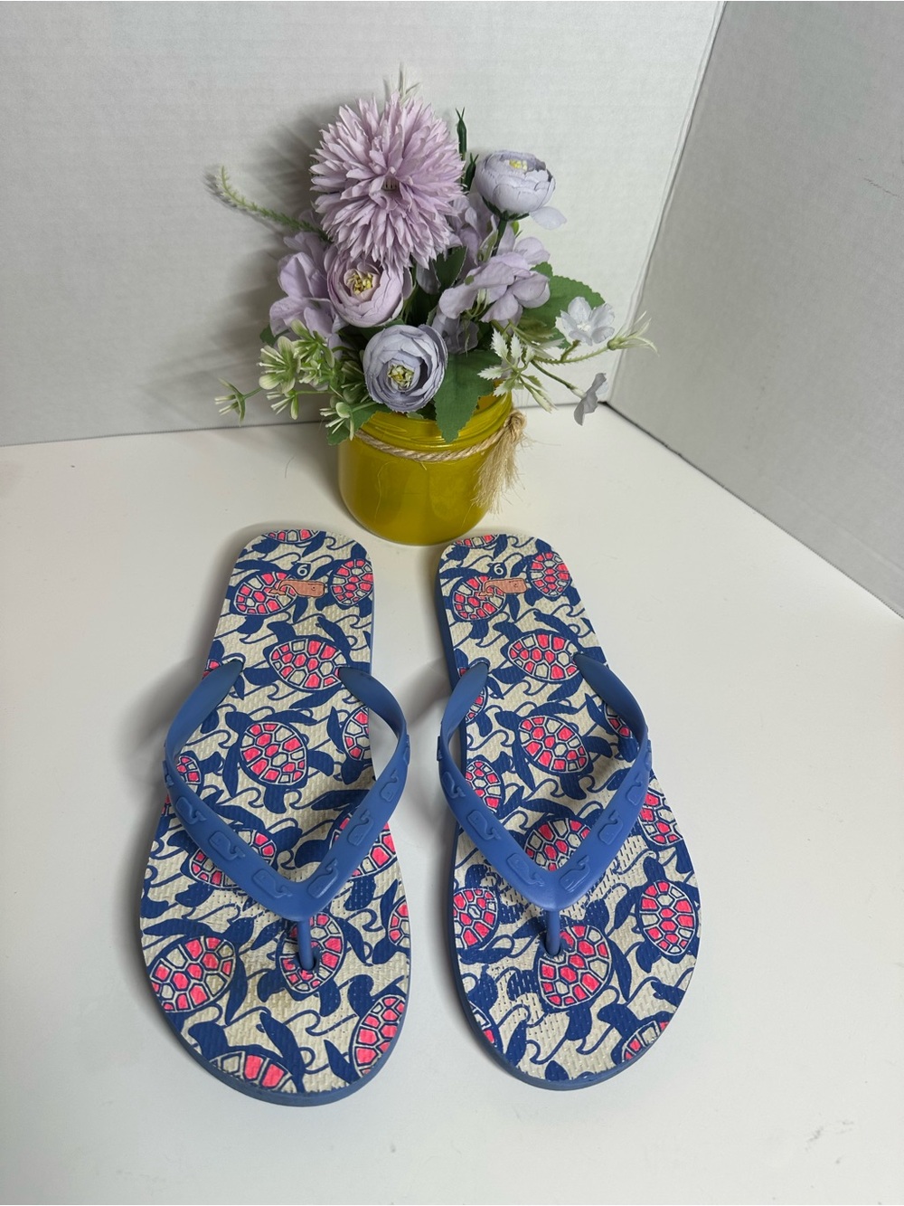 Vineyard Vines Blue Floral-Print Women's Flip Flops